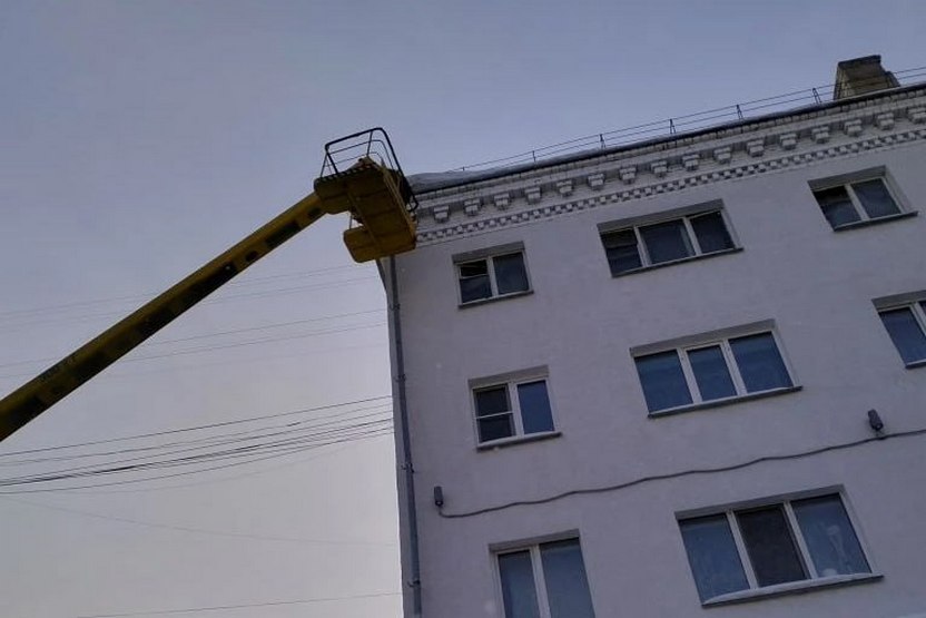 В Кургане убирают снег и сосульки с крыш