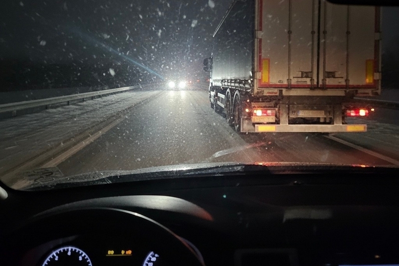 Госавтоинспекция Курганской области предупреждает: «моргание» фар дальнобойщика — не сигнал к обгону