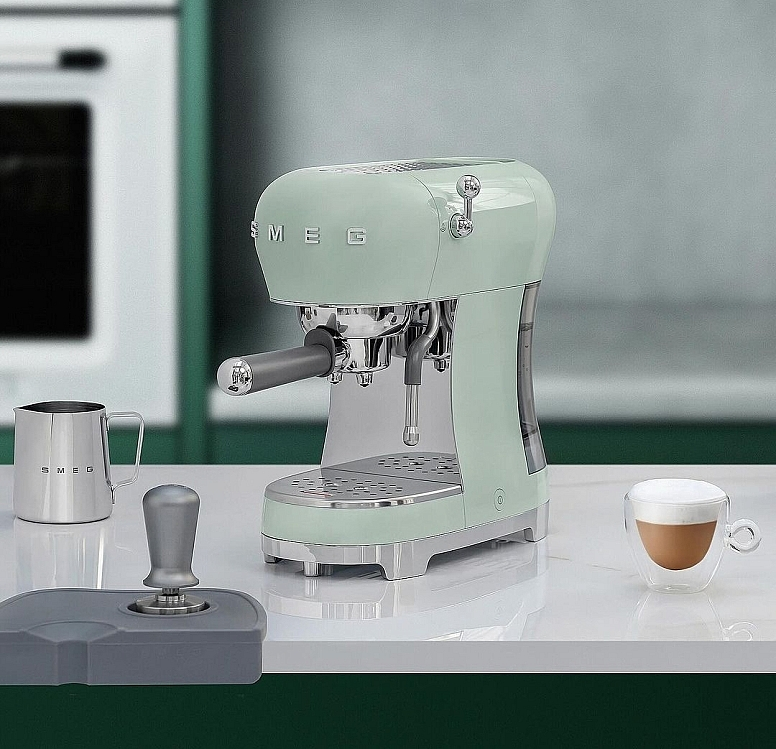 Кофемашина-эспрессо Smeg ECF02