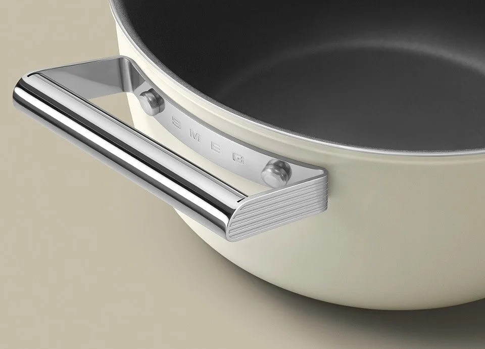 Первая коллекция посуды Smeg