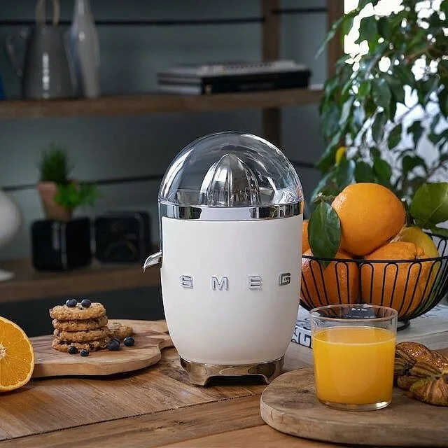 Кухонная техника Smeg в белом цвете