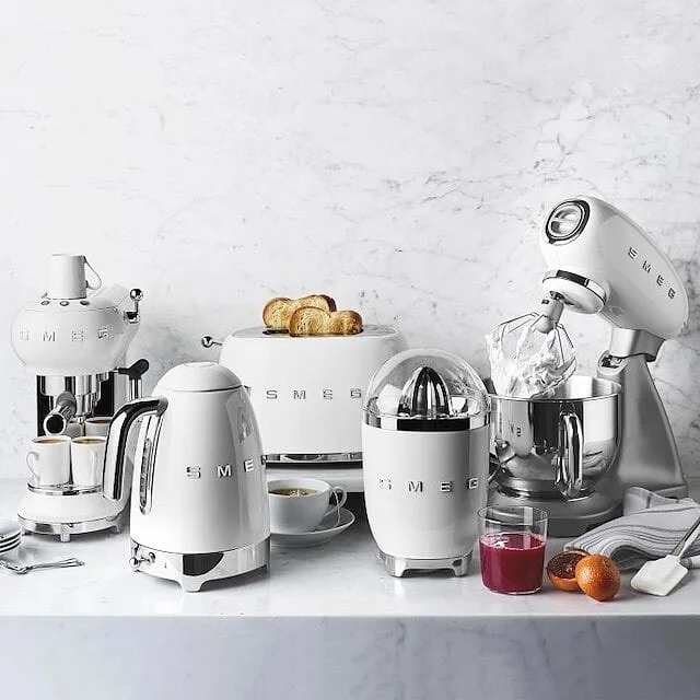 Кухонная техника Smeg в белом цвете