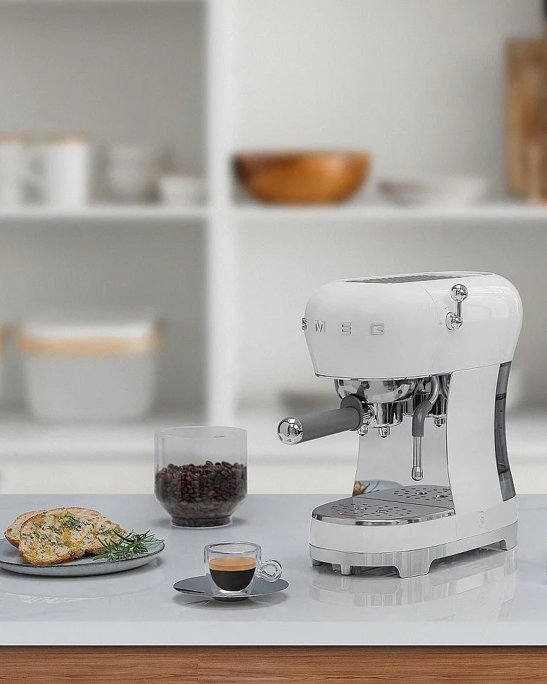 Кухонная техника Smeg в белом цвете
