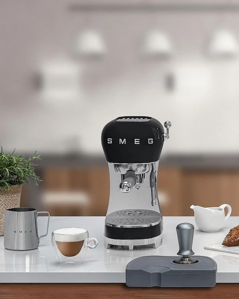 Кофемашина-эспрессо Smeg ECF02