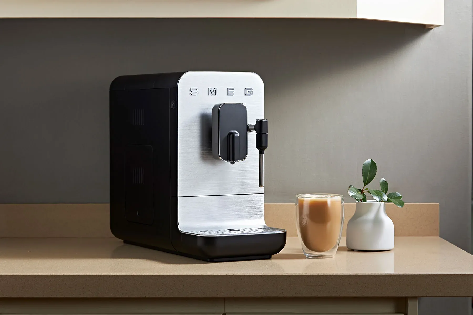 Кофемашина Smeg BCC02 в кухне