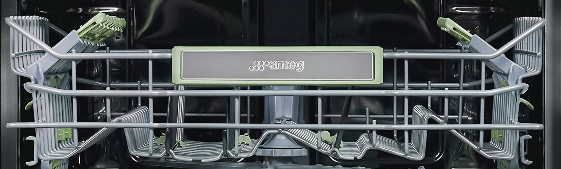 Внутренняя камера и корзины посудомоечной машины Smeg