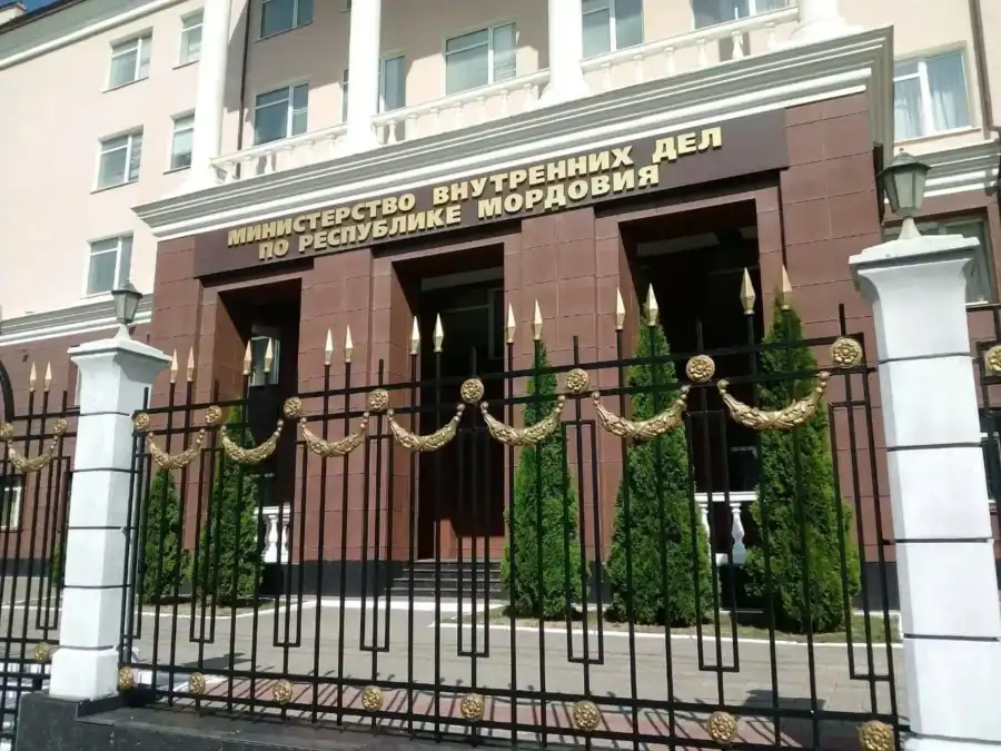 Вход в здание Министерства внутренних дел по Республике Мордовия за кованой оградой.