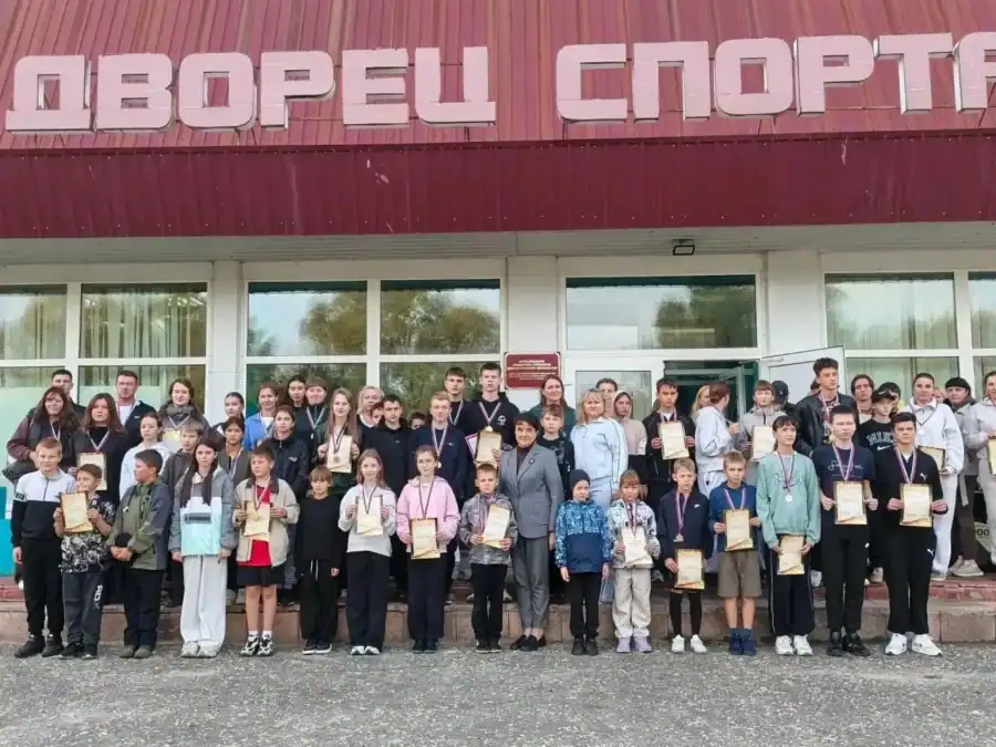 Участники соревнований с медалями и грамотами собрались у Дворца спорта.