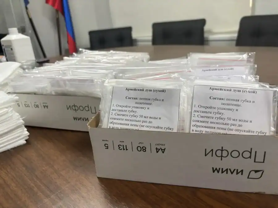 Коробки с индивидуально упакованными наборами и листками с инструкциями на столе.