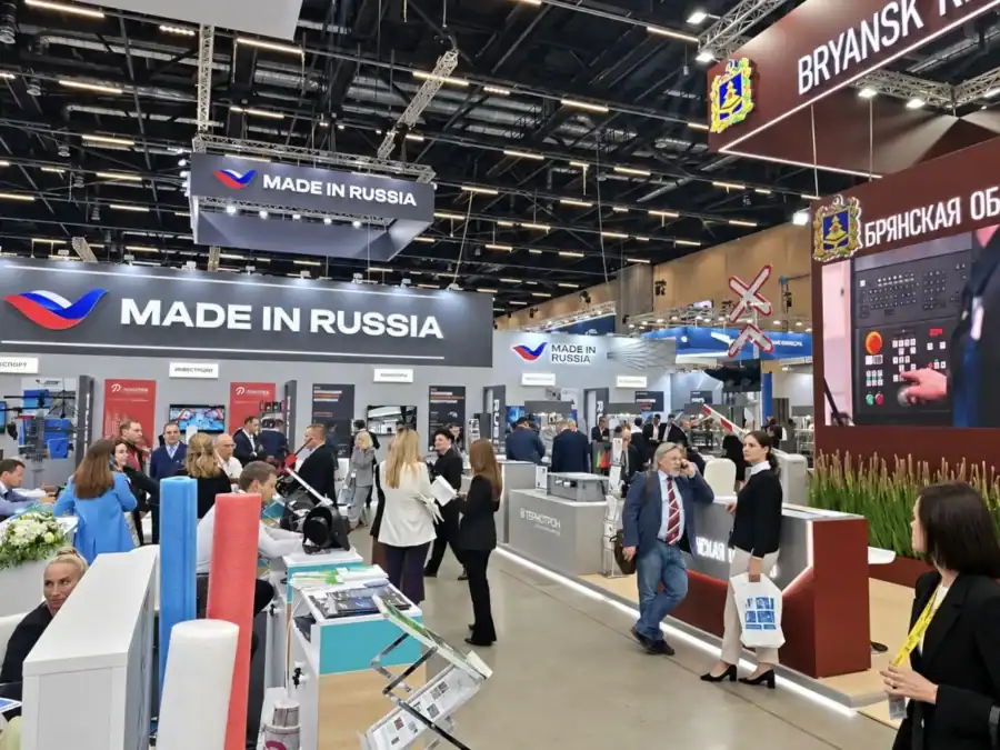 Посетители и представители регионов работают на площадке выставки Made in Russia.