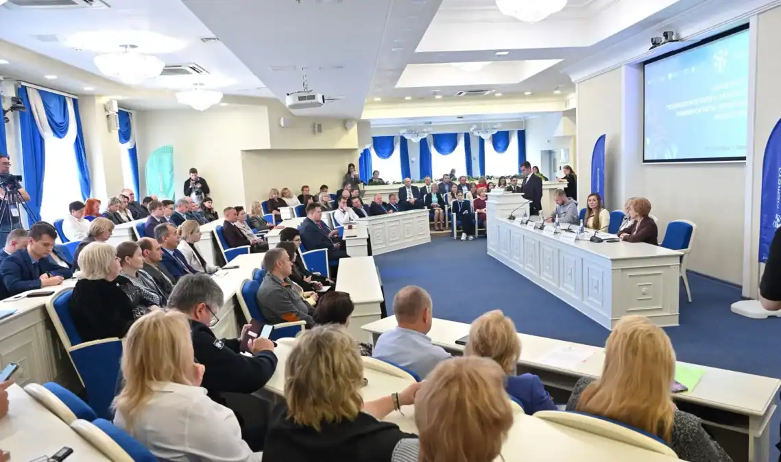 Участники и президиум собрались в большом зале для деловой дискуссии.