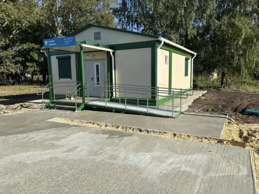 Модульный фельдшерско-акушерский пункт с пандусом и вывеской у входа.