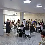 Студенты и сотрудники собрались за круглыми столами в обновлённом помещении.