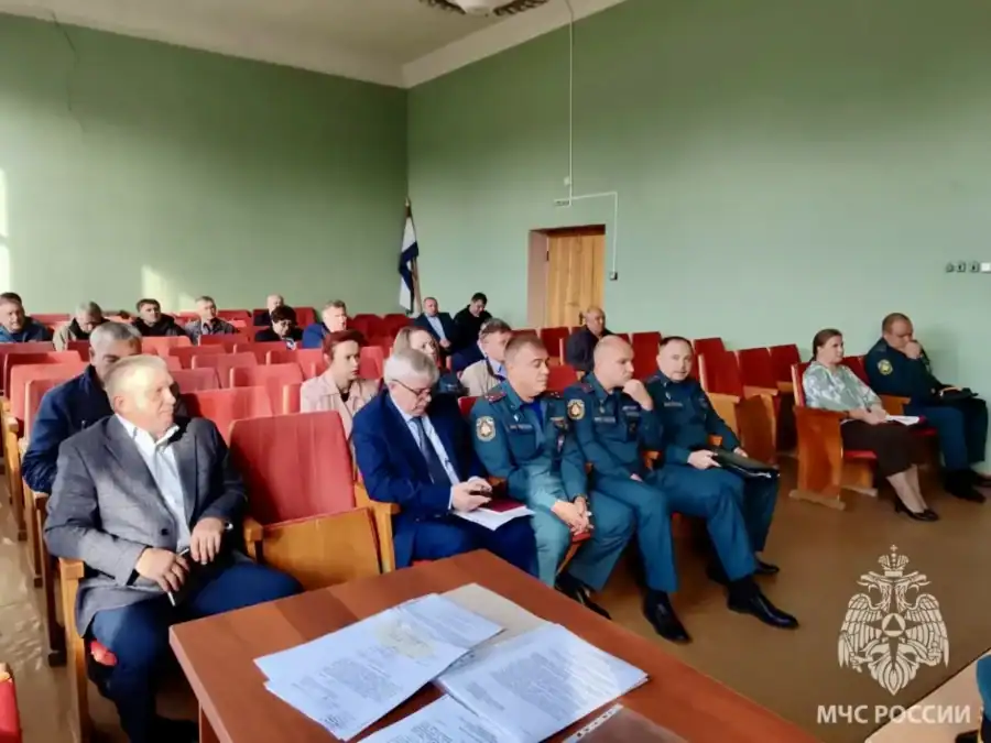 Участники учения и сотрудники МЧС сидят в зале заседаний.