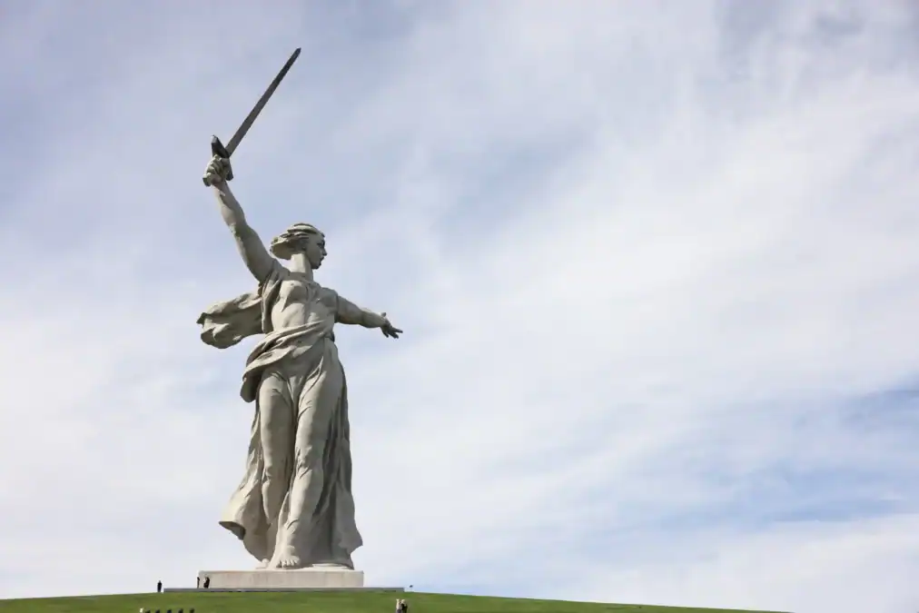 Скульптура «Родина-мать зовёт!» возвышается на Мамаевом кургане.