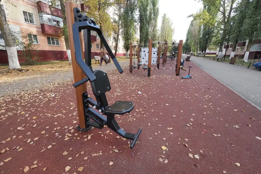 Уличный тренажёр установлен рядом с детской и спортивной площадками.