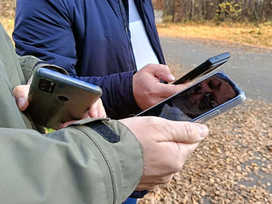 Двое мужчин с смартфонами