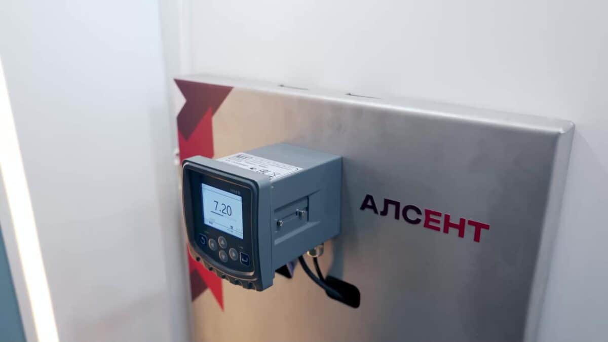 Электронный измерительный прибор с дисплеем установлен на стенде.