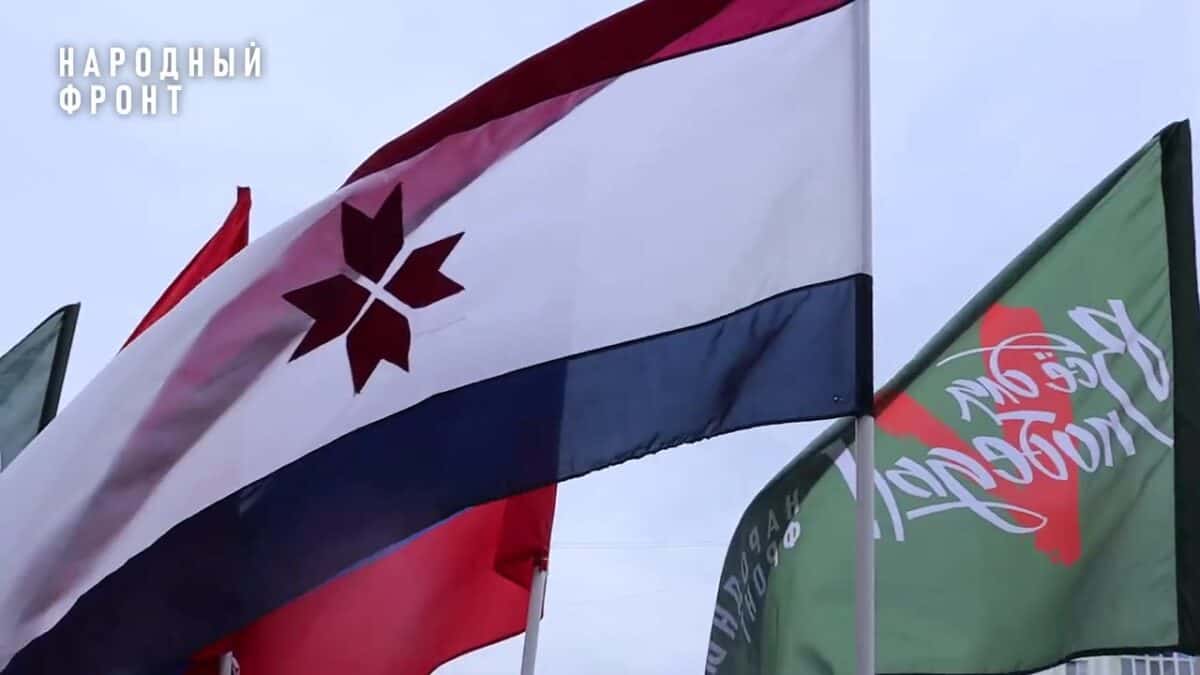 На ветру развеваются флаги Мордовии и Народного фронта.