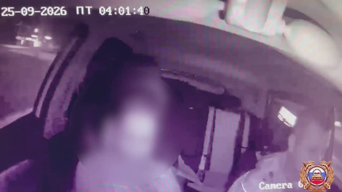 Женщина сидит на заднем сиденье автомобиля в ночное время.