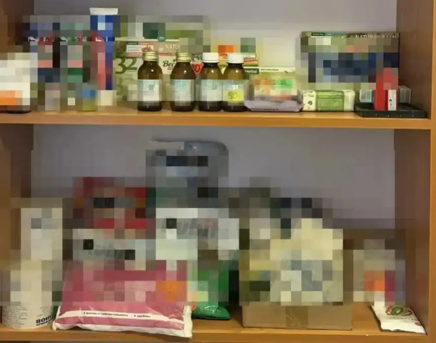 На полках размещены флаконы лосьона, коробки и различные упаковки товаров.