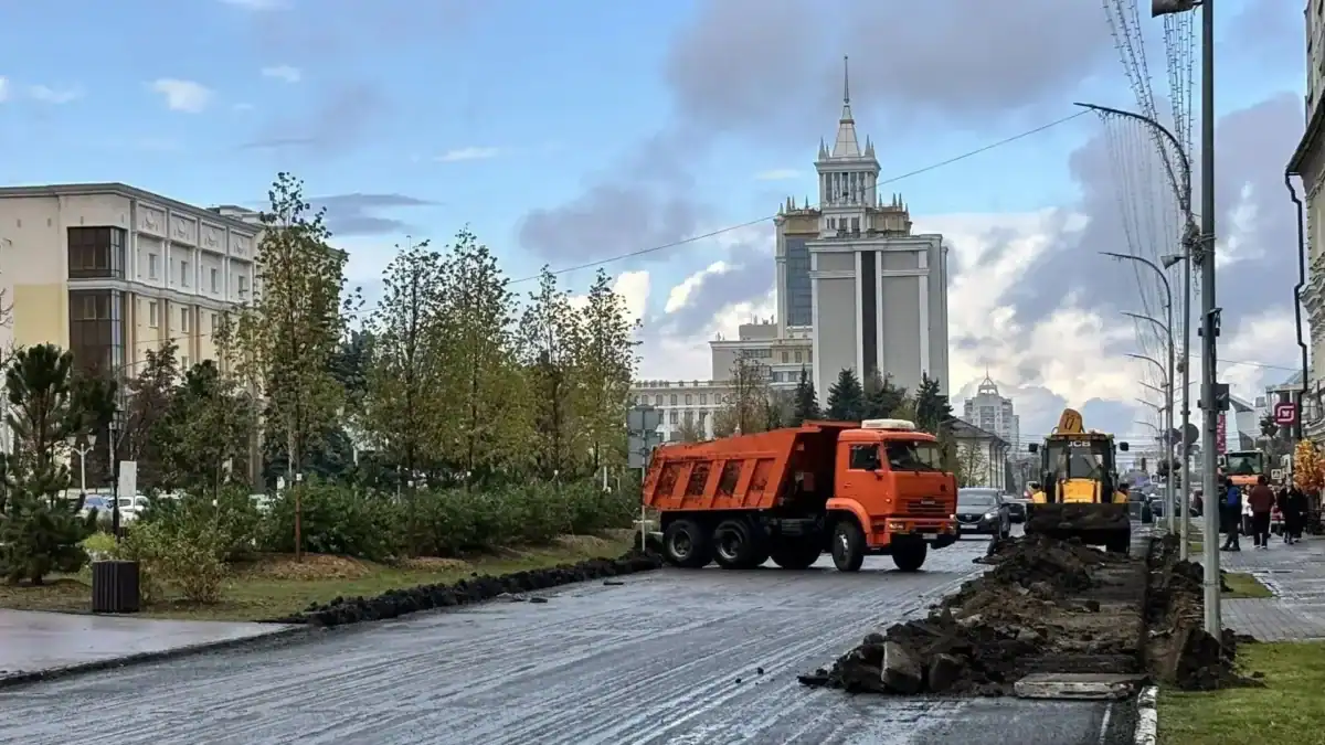 Дорожная техника работает на участке с фрезерованным асфальтом и демонтированными бордюрами.