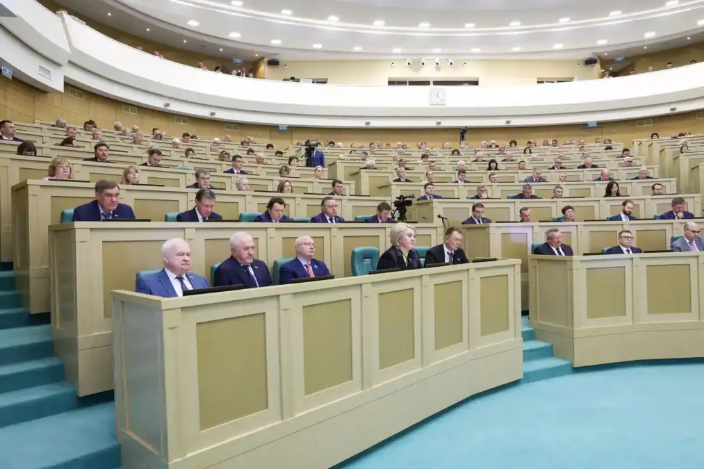 Участники заседания сидят в большом зале Совета Федерации.