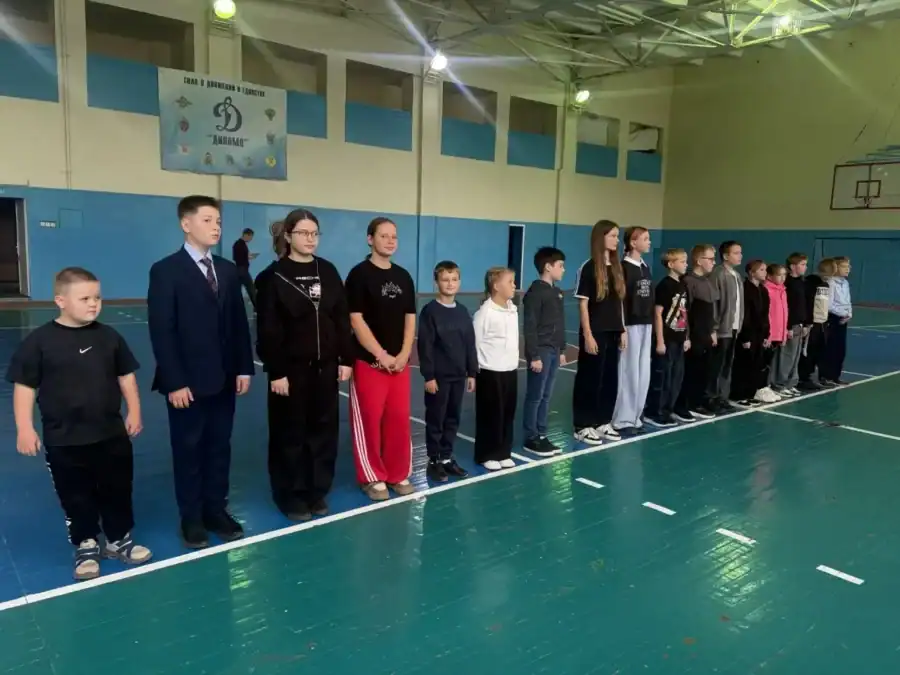 Дети и подростки выстроились в спортивном зале перед соревнованиями.