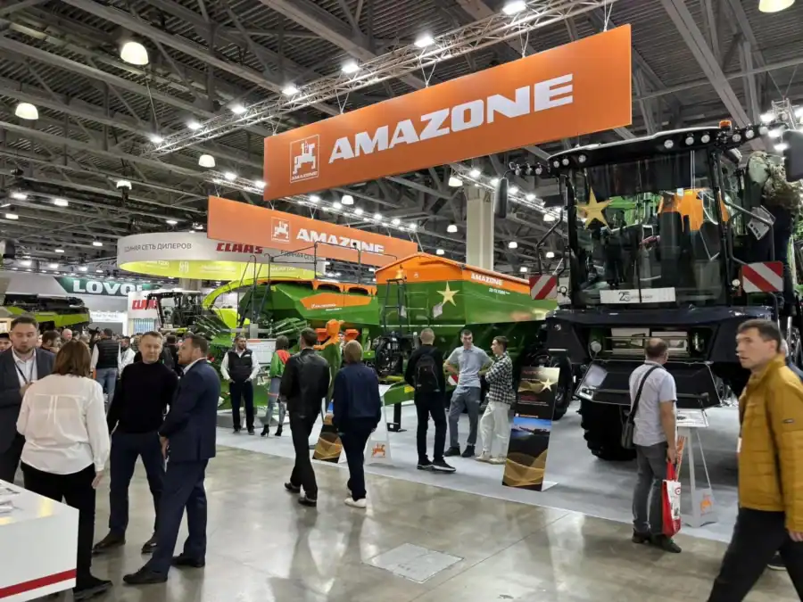 Посетители рассматривают зелёную технику у стенда Amazone.