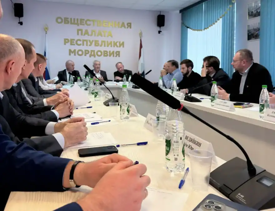 Участники заседания сидят за столом с микрофонами в Общественной палате Мордовии.