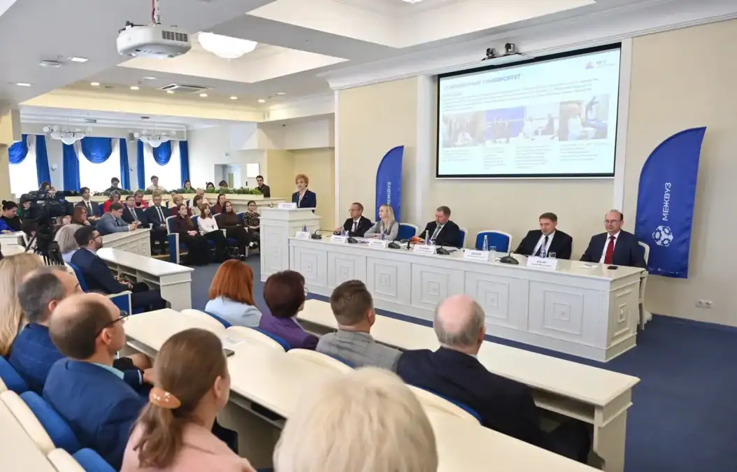 Участники экспертной панели выступают за длинным столом перед аудиторией.