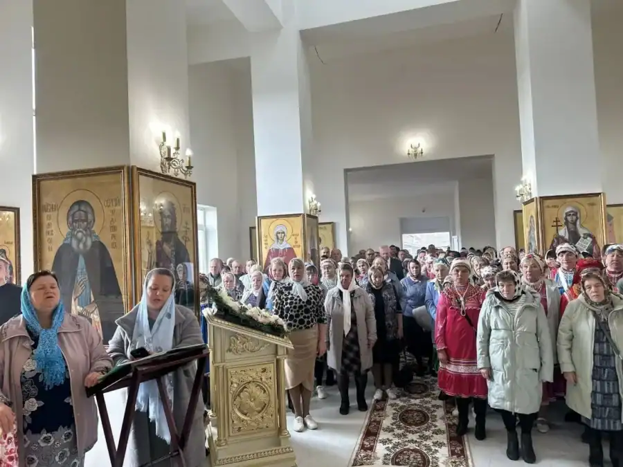 Прихожане заполнили храм во время богослужения перед иконостасом.