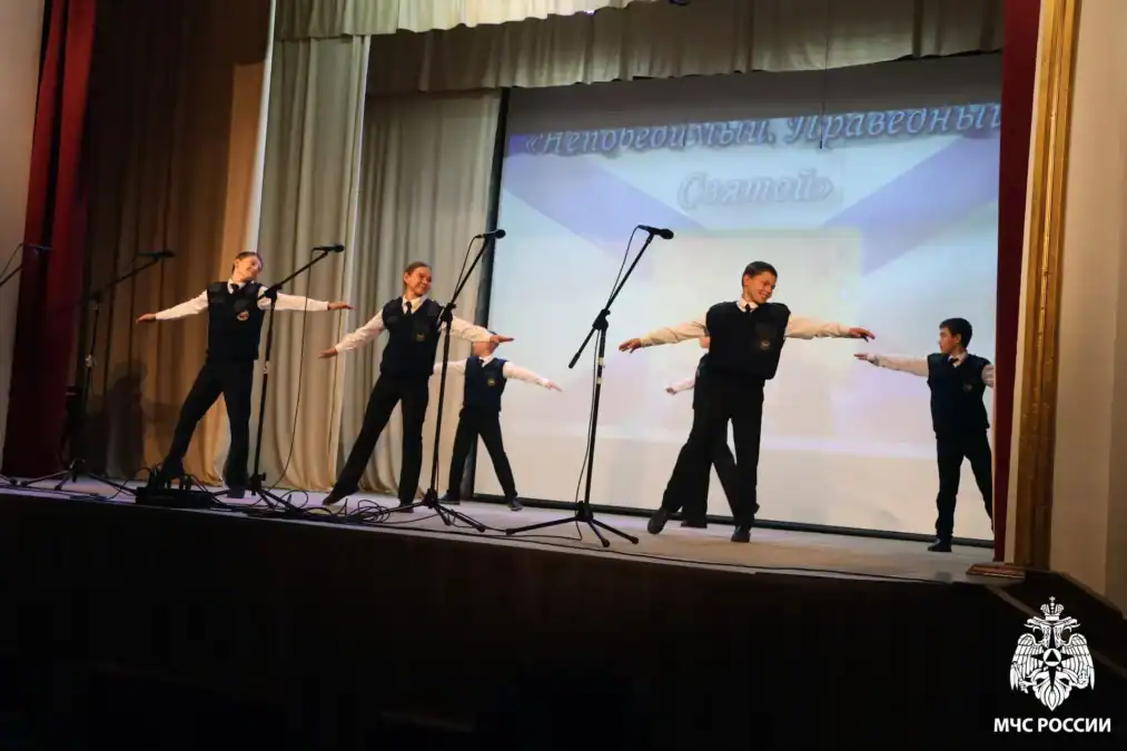 Юные участники в морской форме исполняют номер на сцене.