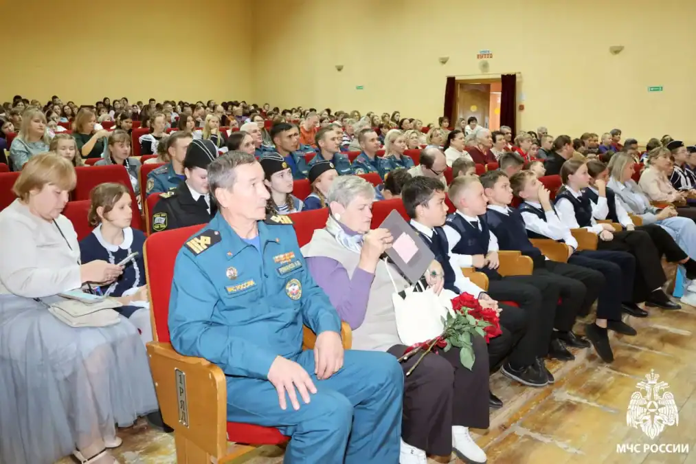 Зрители и участники в форме заполнили зрительный зал.