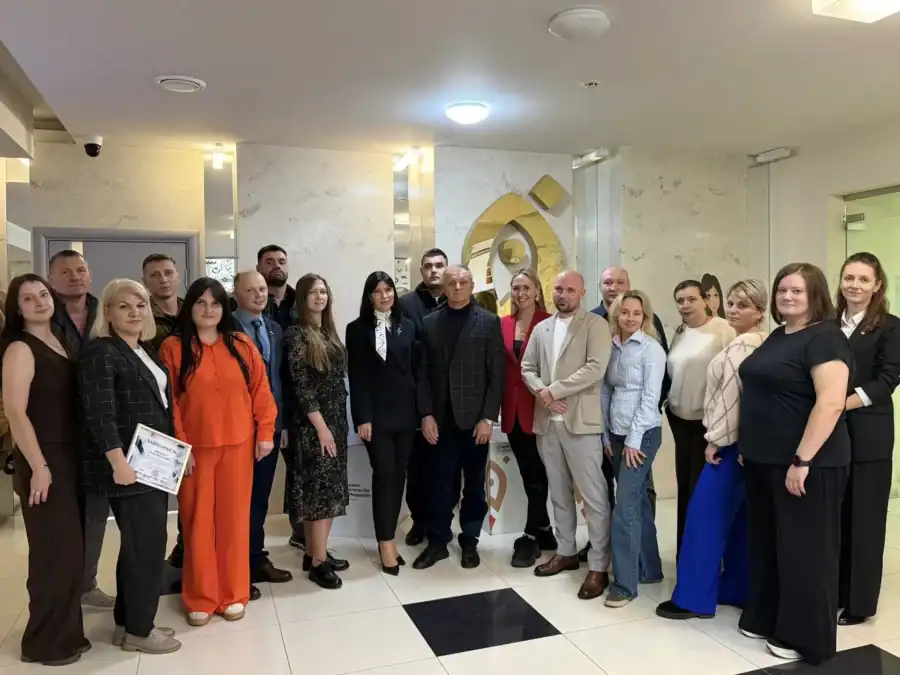 Участники программы позируют группой в холле Центра «Мой бизнес».