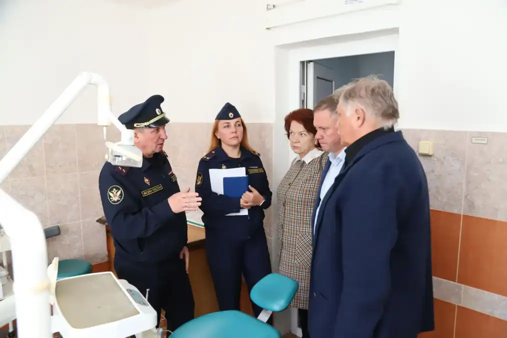 Группа осматривает кабинет с стоматологическим креслом и медицинским оборудованием.
