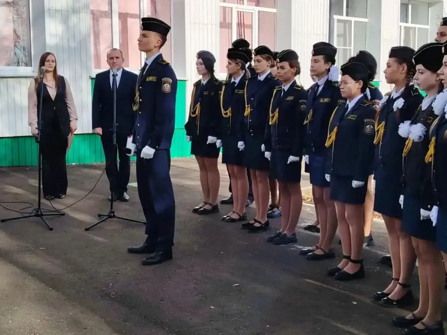 Кадеты в парадной форме выстроились у здания школы.