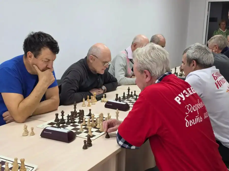 Участники соревнований играют в шахматы за несколькими досками.