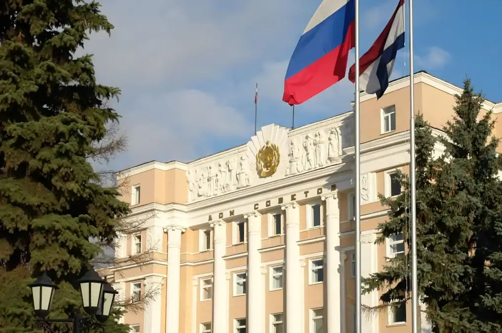 Здание Государственного собрания с российским и региональным флагами.