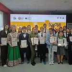 Участники конкурса в костюмах и форме позируют с дипломами и подарочными пакетами.
