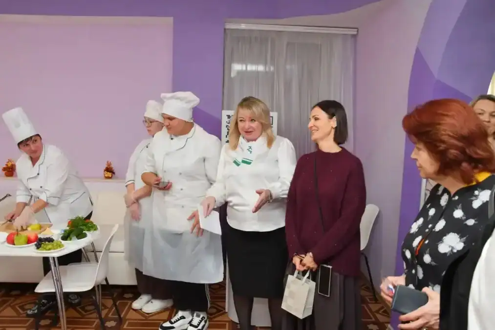Повара демонстрируют блюда гостям во время кулинарного занятия.