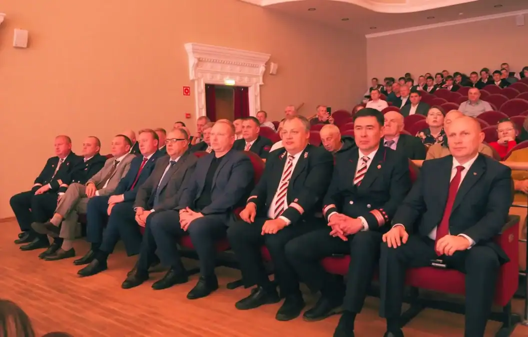 Участники торжественного мероприятия сидят в зрительном зале.