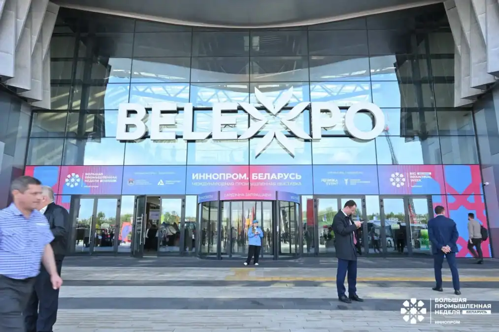 Вход в выставочный комплекс BELEXPO с баннерами «ИННОПРОМ. Беларусь».