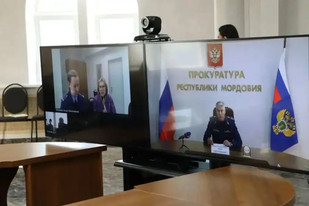 На двух мониторах показана видеосвязь с совещанием в прокуратуре Мордовии.