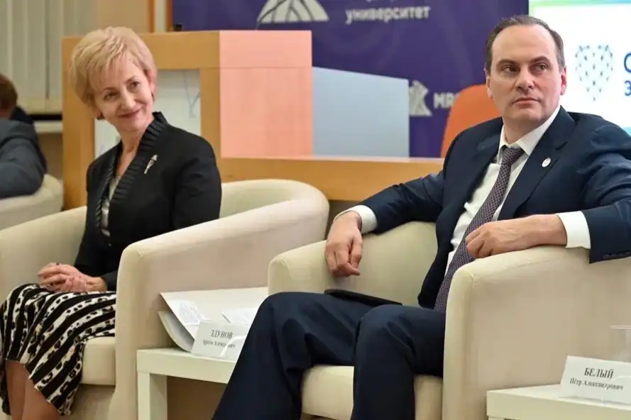 Мужчина и женщина сидят в креслах во время мероприятия.