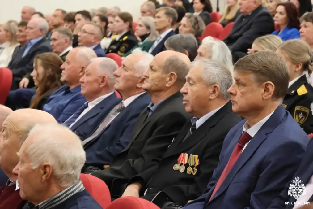 Гости и ветераны в костюмах сидят в зрительном зале.