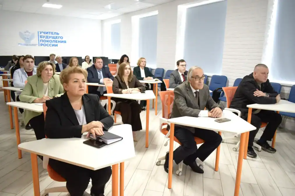 Участники конференции сидят за столами в аудитории университета.