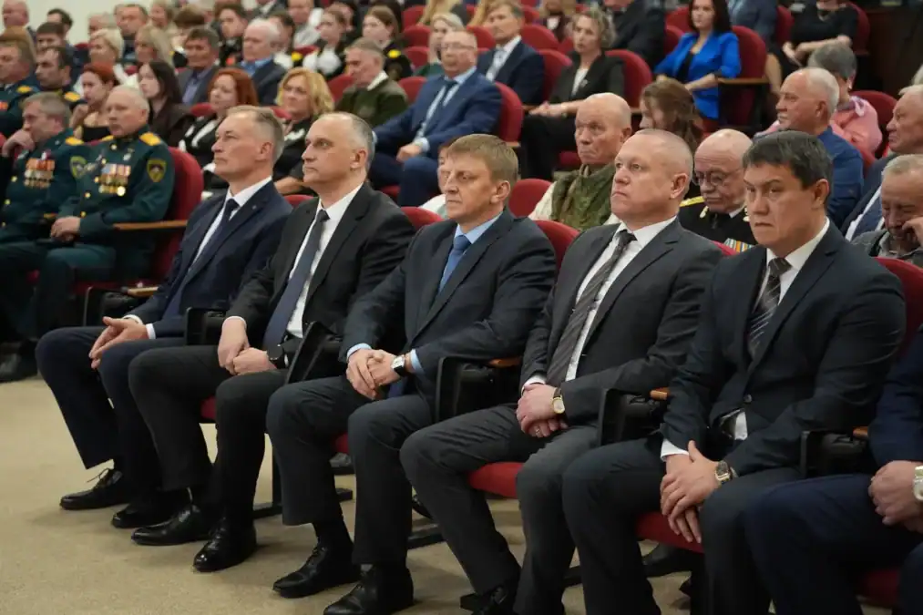 Участники мероприятия в костюмах и форме сидят в первом ряду зала.