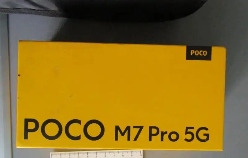 Коробка смартфона POCO M7 Pro 5G рядом с измерительной линейкой.