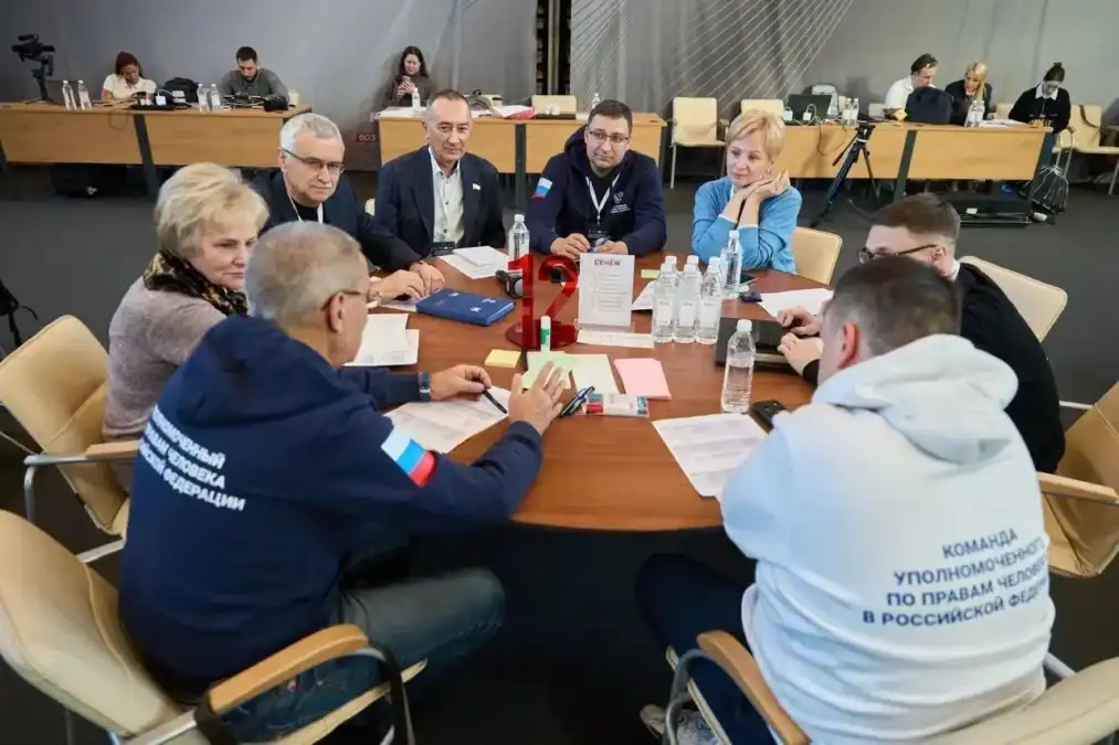 Участники рабочей группы обсуждают документы за круглым столом.